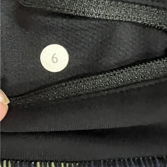 Lululemon Speed Up Shorts - Picture 3 of 4